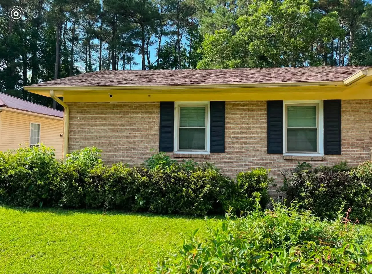 Home with foundation bushes before removal